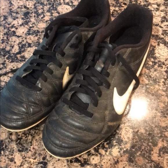 Nike Cleat Kids Sports Shoes - Picture 2 of 5